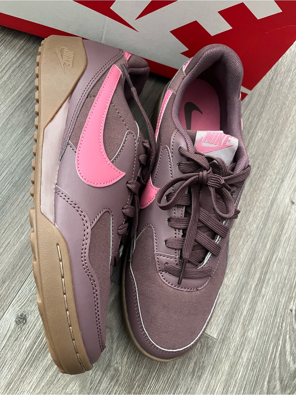 Nike Terra Manta
Women's tennis shoes
Mauve & Pink Retro Runner Sneakers